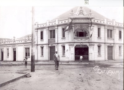 Vista frontal do primeiro cinema de Birigüi, Cine Triângulo