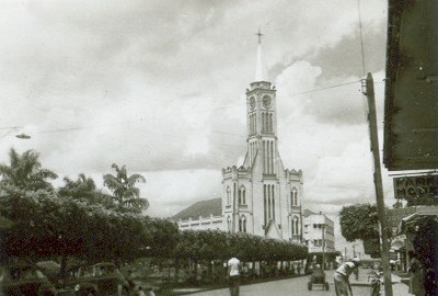 Vista parcial da Praça Dr. Gama, tendo ao fundo a Igreja Matriz