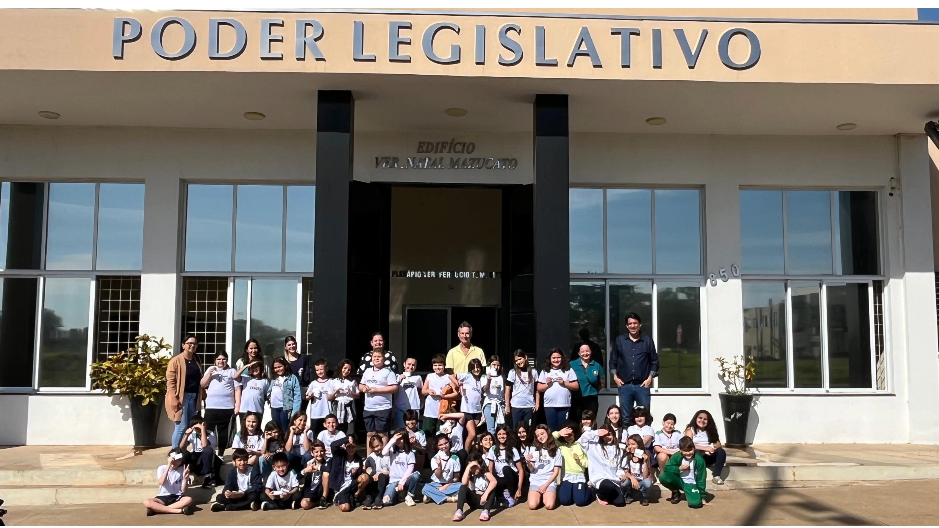 Alunos da COEB fazem visita especial à Câmara Municipal