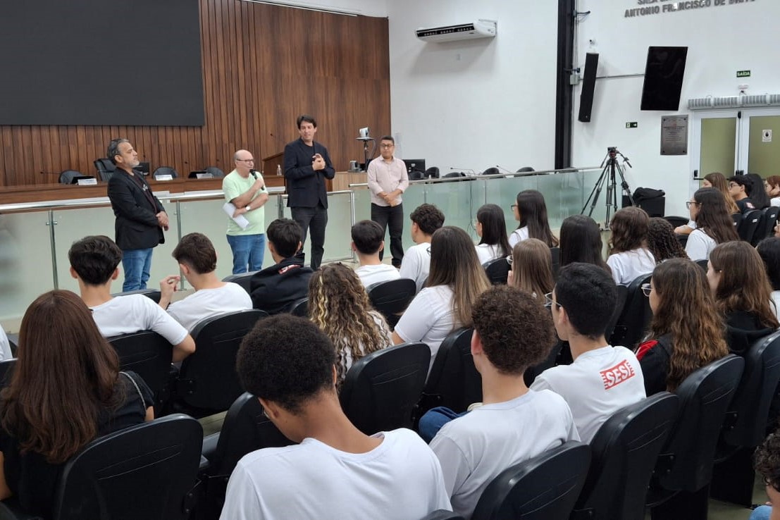 Alunos do SESI de Birigui visitam a Câmara Municipal