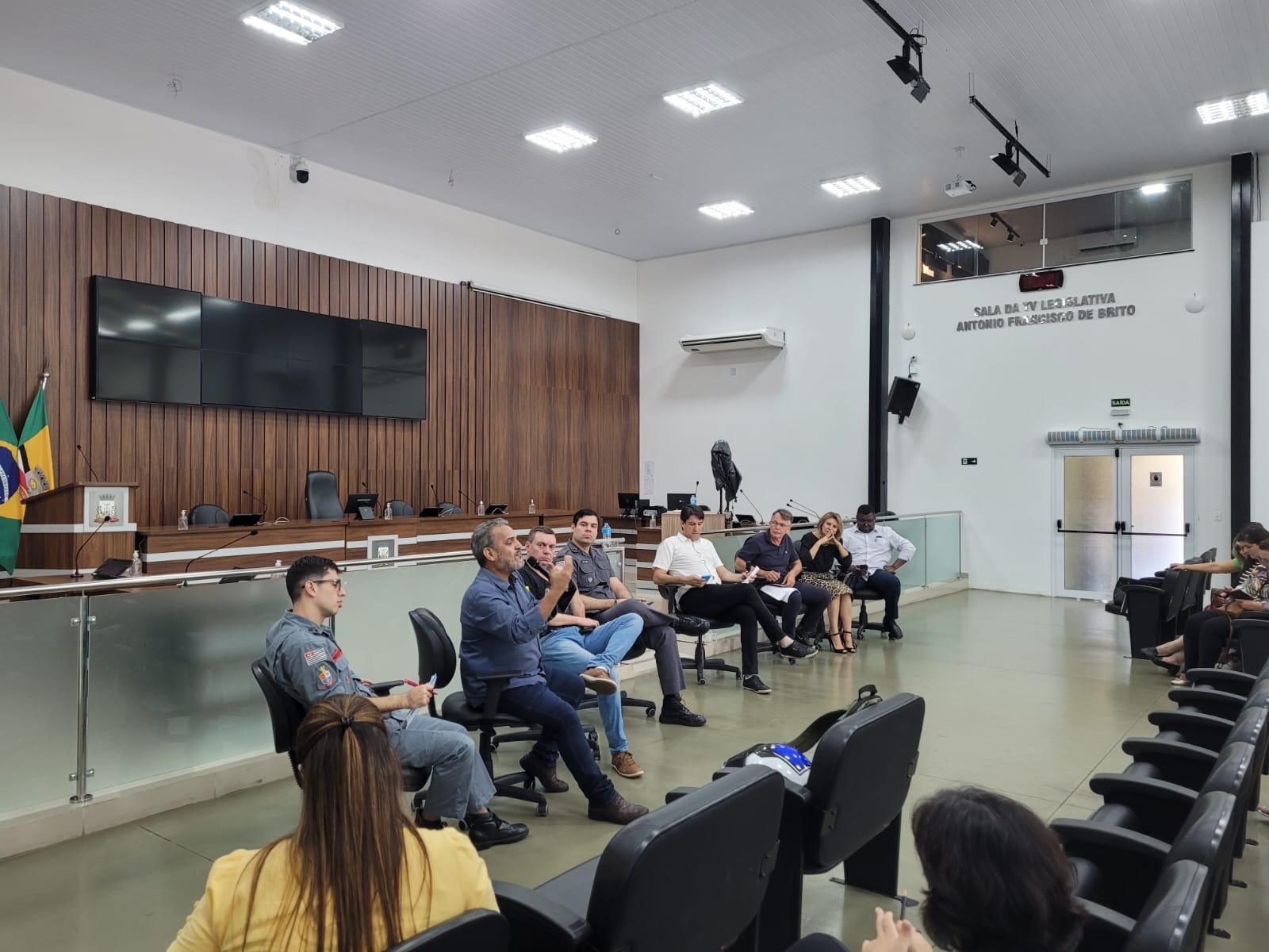 Autoridades do município discutem sobre a segurança nas escolas.