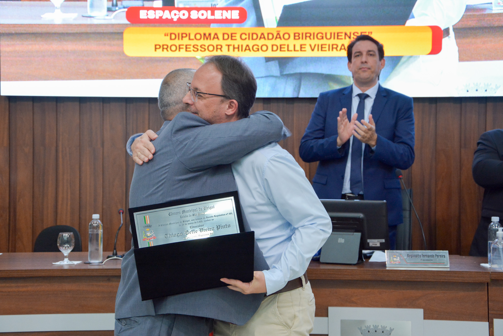 Câmara homenageia educador com entrega de diploma em espaço solene 