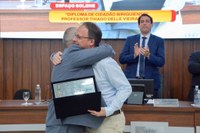 Câmara homenageia educador com entrega de diploma em espaço solene 