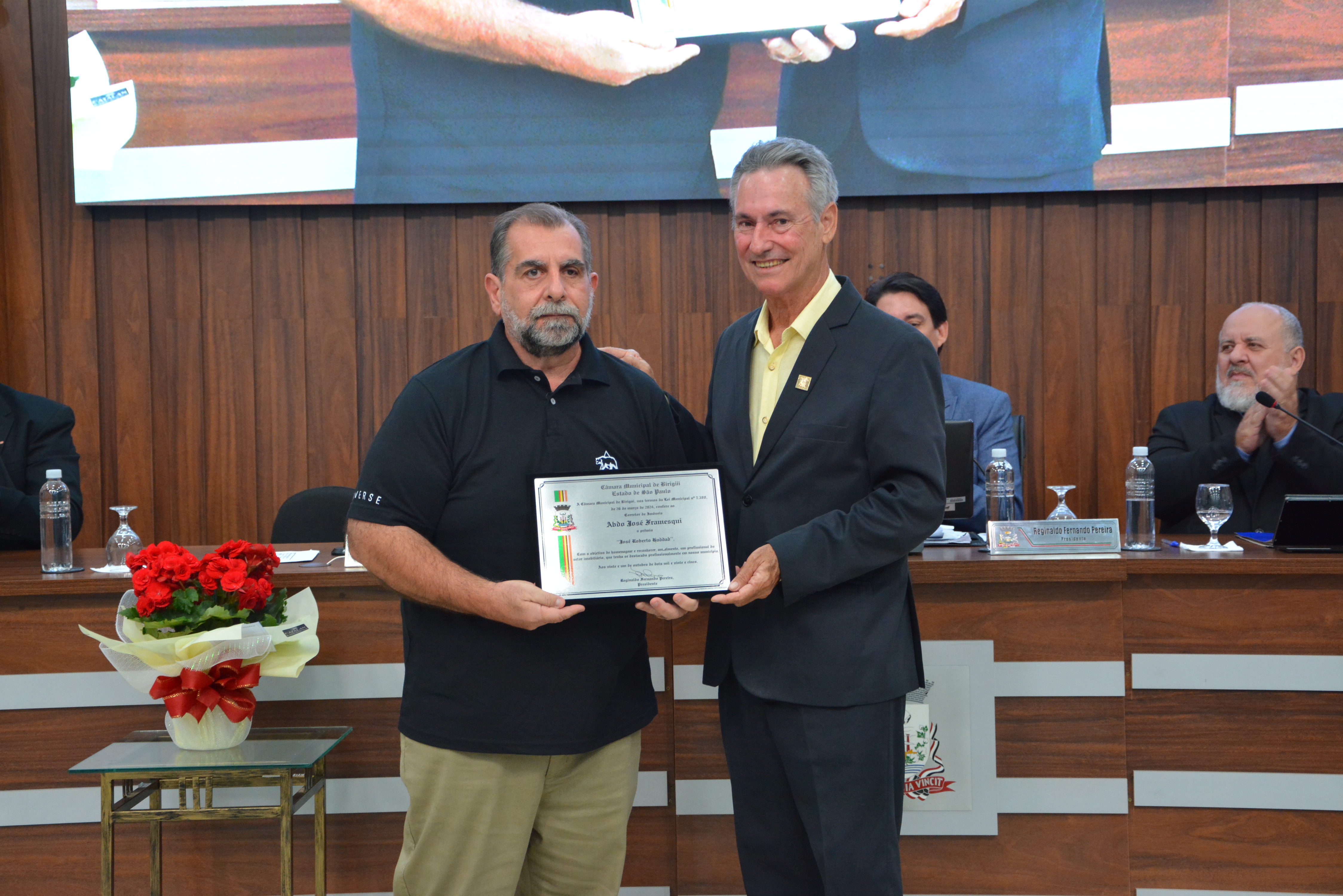 Câmara recebe corretor de imóveis com solenidade e entrega prêmio "José Roberto Haddad"