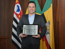 Dr. Luiz Gustavo Tamezava Pitarelo recebe título de Cidadão Biriguiense