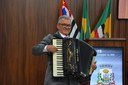 Em solenidade, Mário Bonfim toca música no plenário