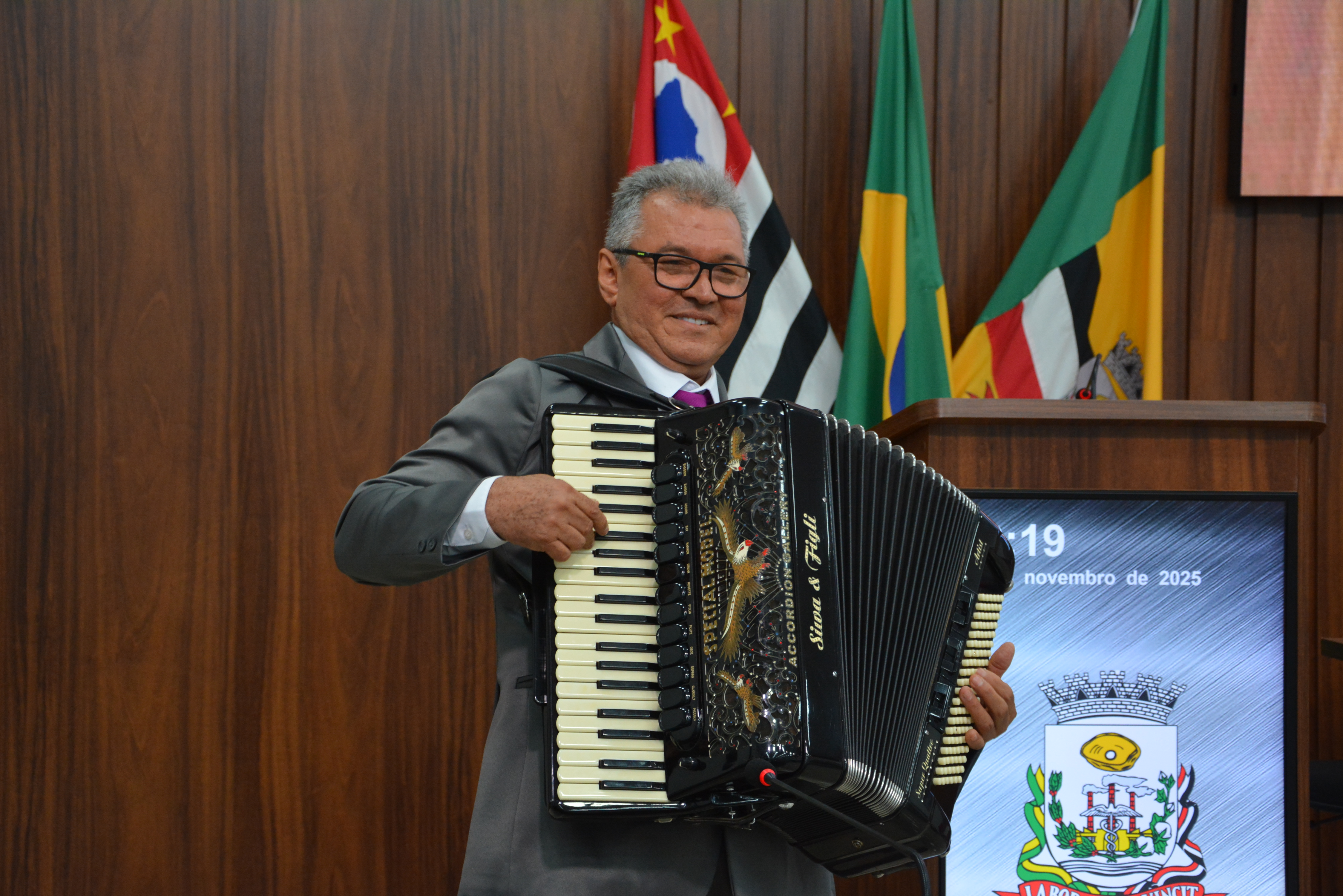 Em solenidade, Mário Bonfim toca música no plenário