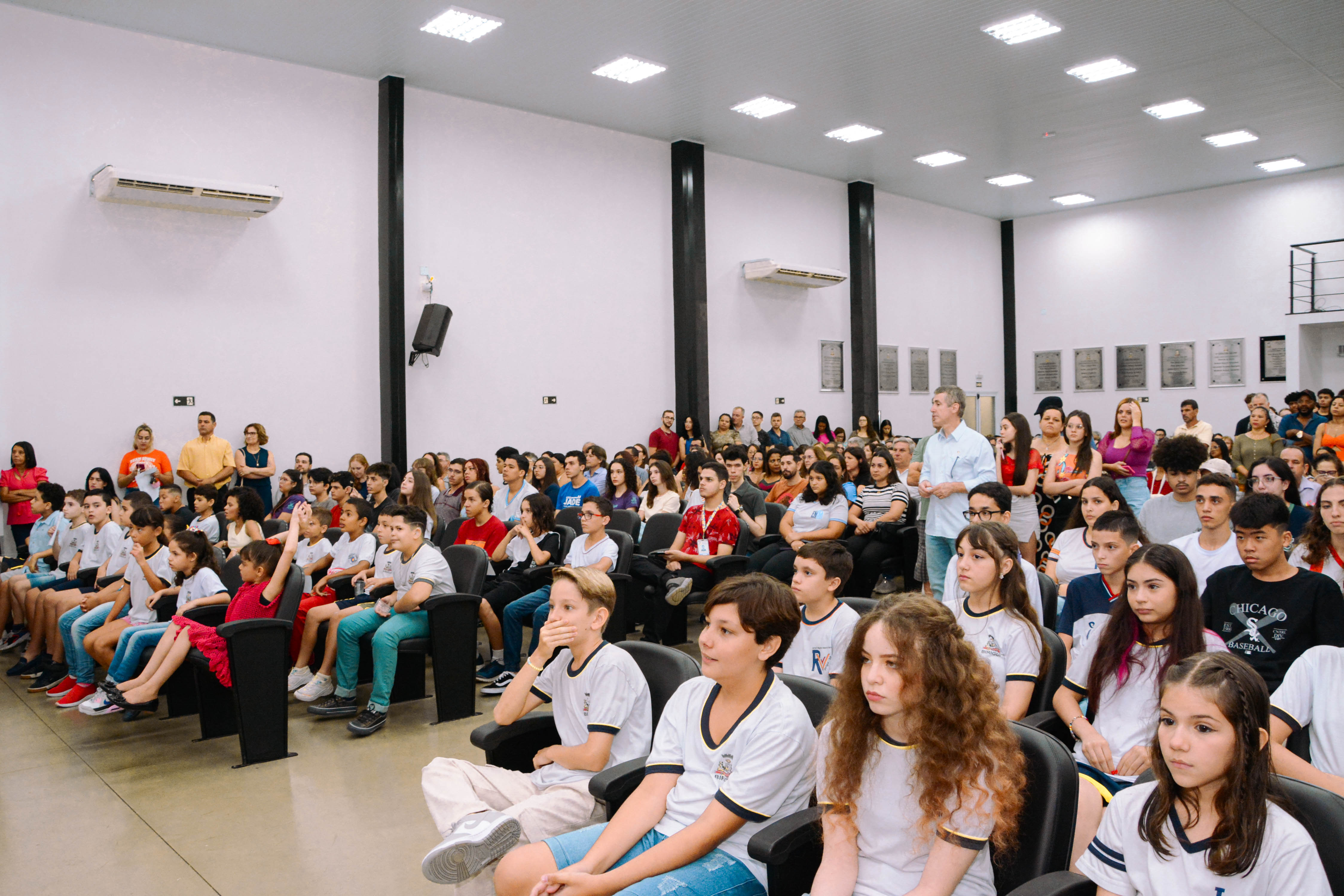 Entrega do Prêmio Estímulo “Aluno Nota Dez” reúne 83 estudantes no plenário da Câmara Municipal