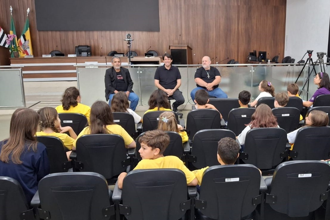 Estudantes do Colégio Champagnat visitam a Câmara Municipal