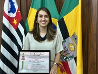 Luana da Silva Garcia recebe Diploma de Honra ao Mérito