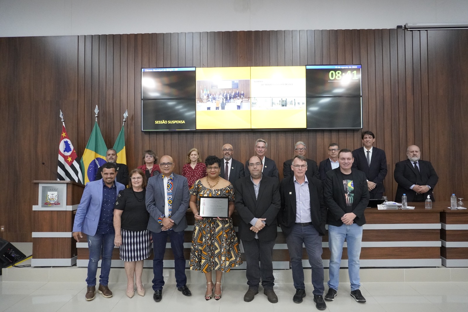 Professora Elisandra Pereira recebe prêmio Primeira Dama Hebe Najas Camargo Cervelati 