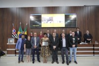 Professora Elisandra Pereira recebe prêmio Primeira Dama Hebe Najas Camargo Cervelati 