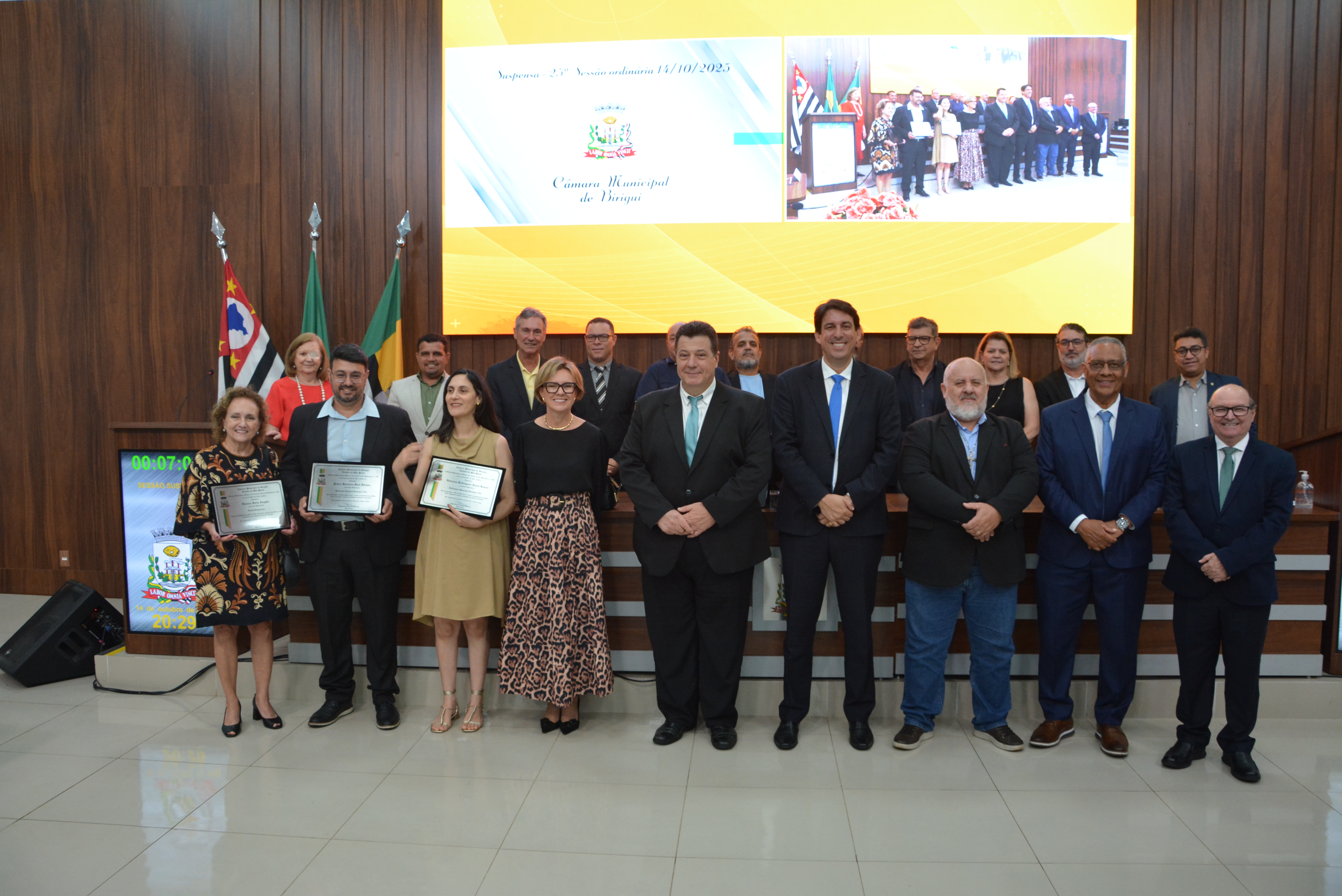 Sessão celebra três homenageados e avalia cinco projetos