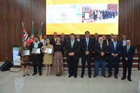 Sessão celebra três homenageados e avalia cinco projetos