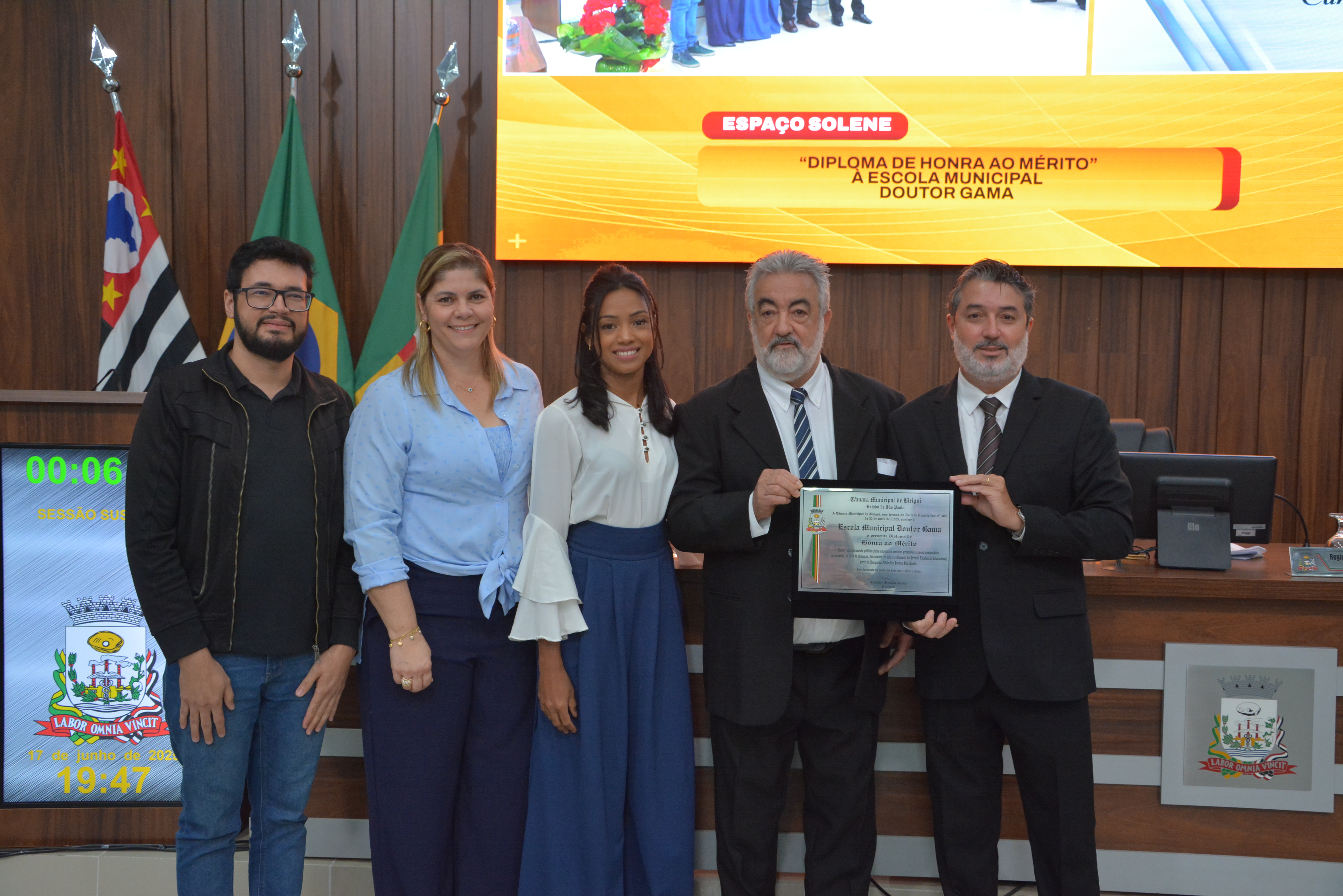 Sessão homenageia E.M. Doutor Gama e debate oito itens