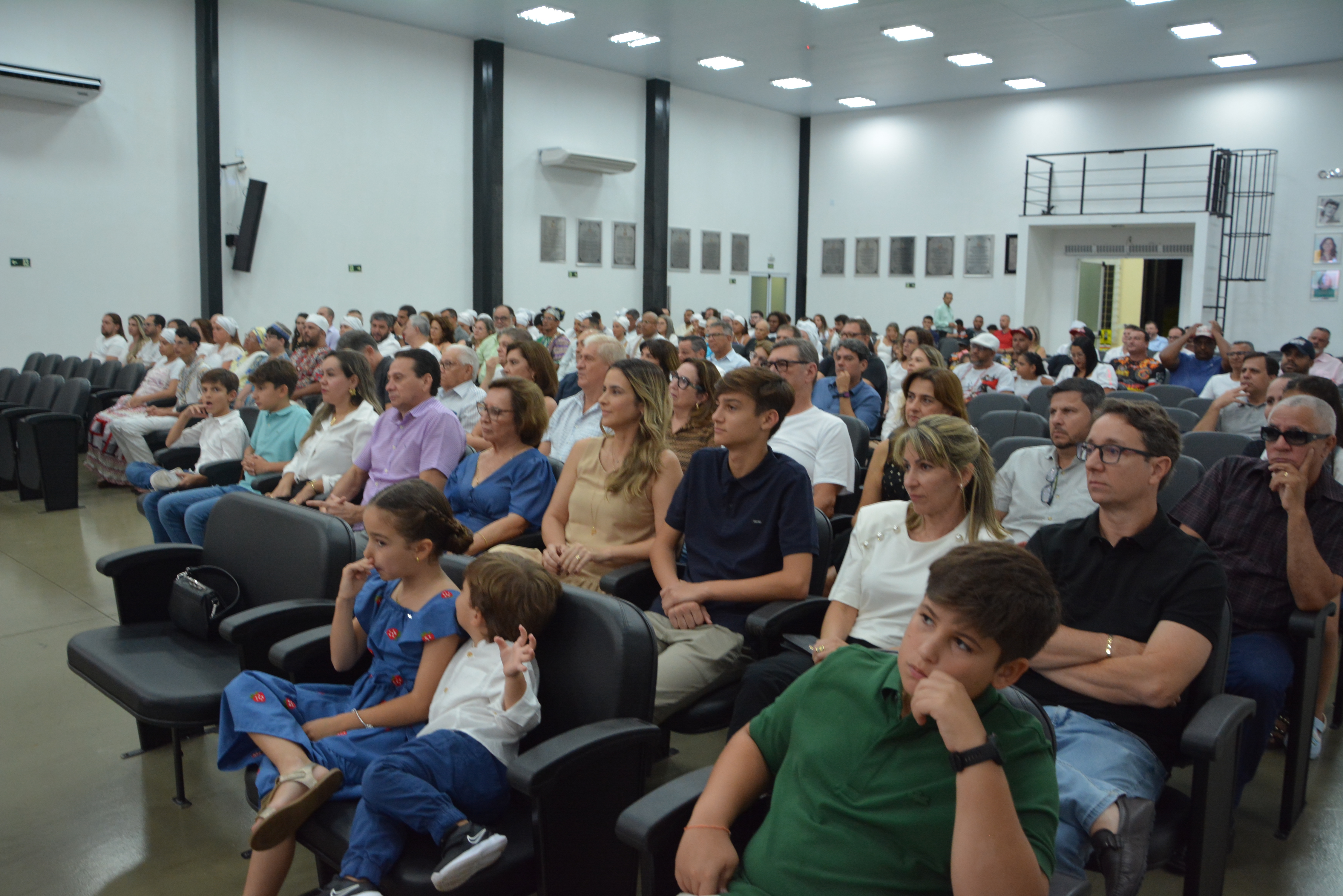 Três homenagens são feitas na Câmara e seis projetos são discutidos