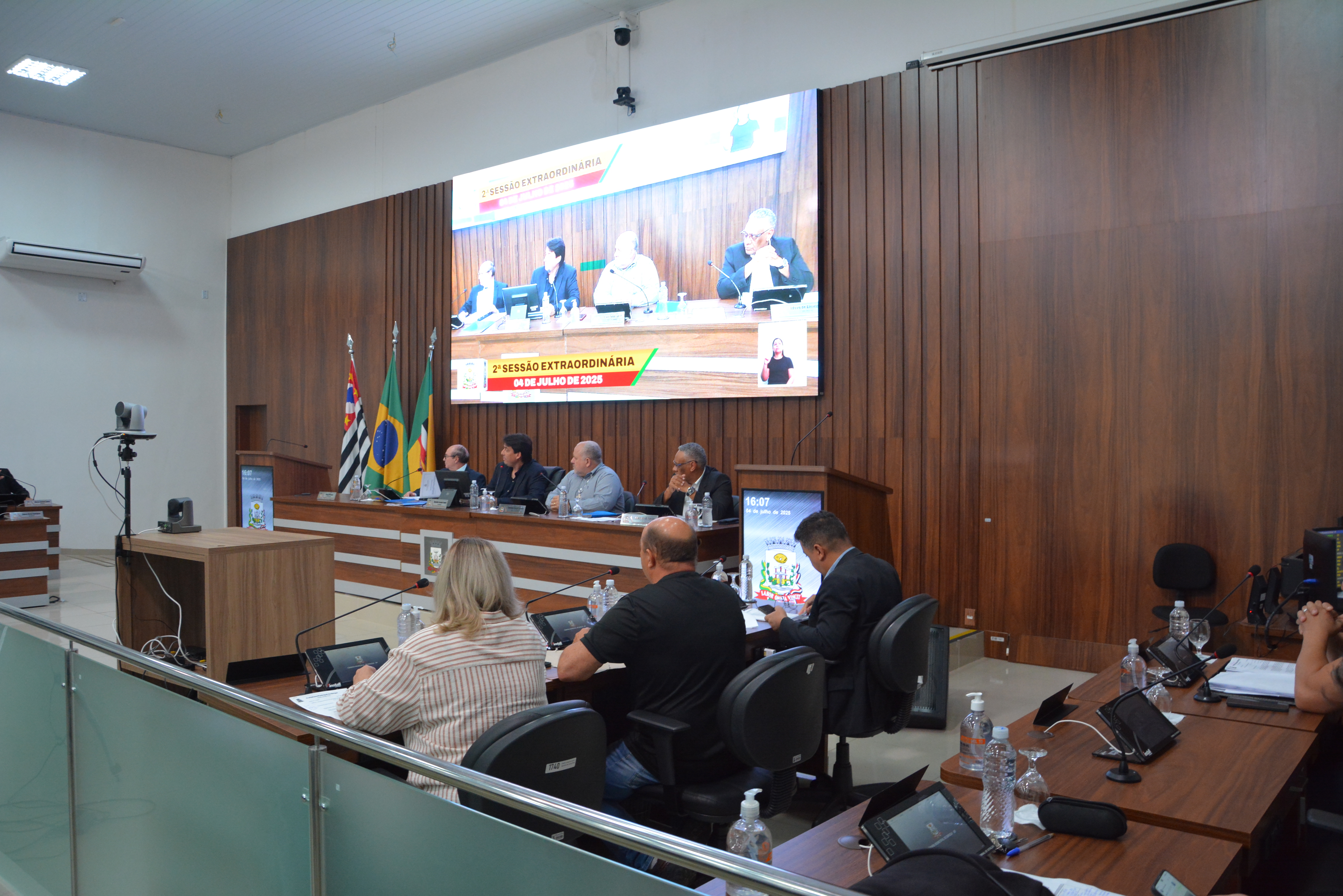 Última sessão do ano tem projeto que dividiu opiniões