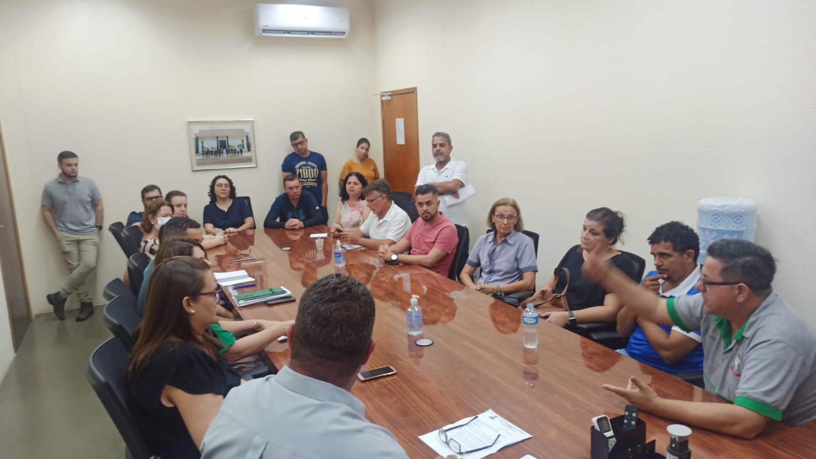 Vereadores, FATEB, secretaria de educação e representante do prefeito se reuniram no início desta tarde.